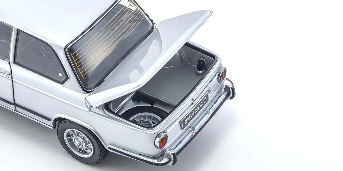 Kyosho Diecast BMW 2002 Tii 1972 Argent 1/18 KS08543S - Image 7