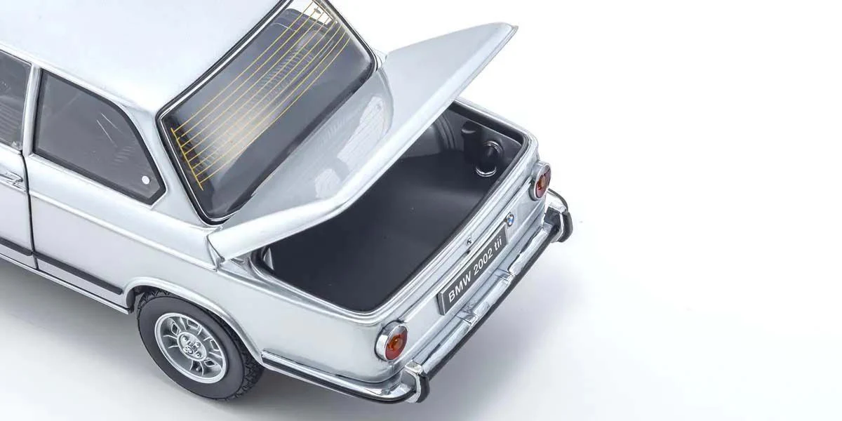 Kyosho Diecast BMW 2002 Tii 1972 Argent 1/18 KS08543S - Image 8