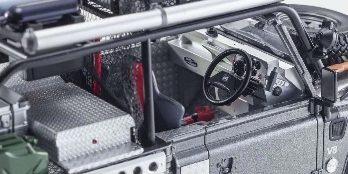 Kyosho Diecast Land Rover Defender 2001 Tomb Raider Edition 1/18 KSR08903TR - Image 6