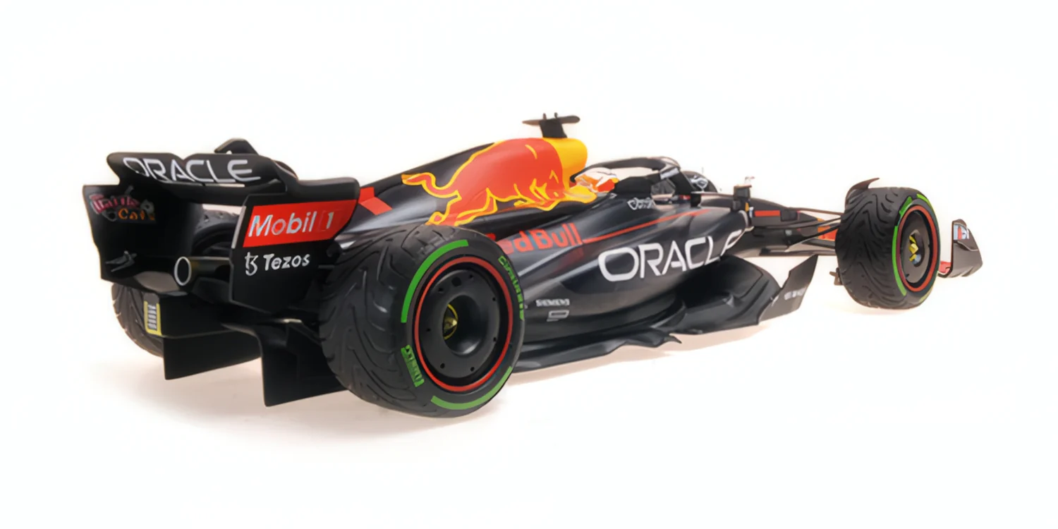 MiniChamps Red Bull RB18 1 Max Verstappen Japon 2022 127221801 - Image 2