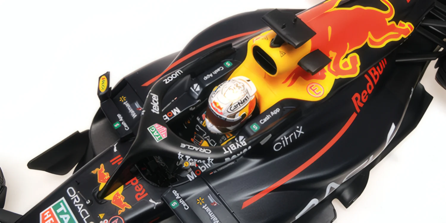 MiniChamps Red Bull RB18 1 Max Verstappen Japon 2022 127221801 - Image 4