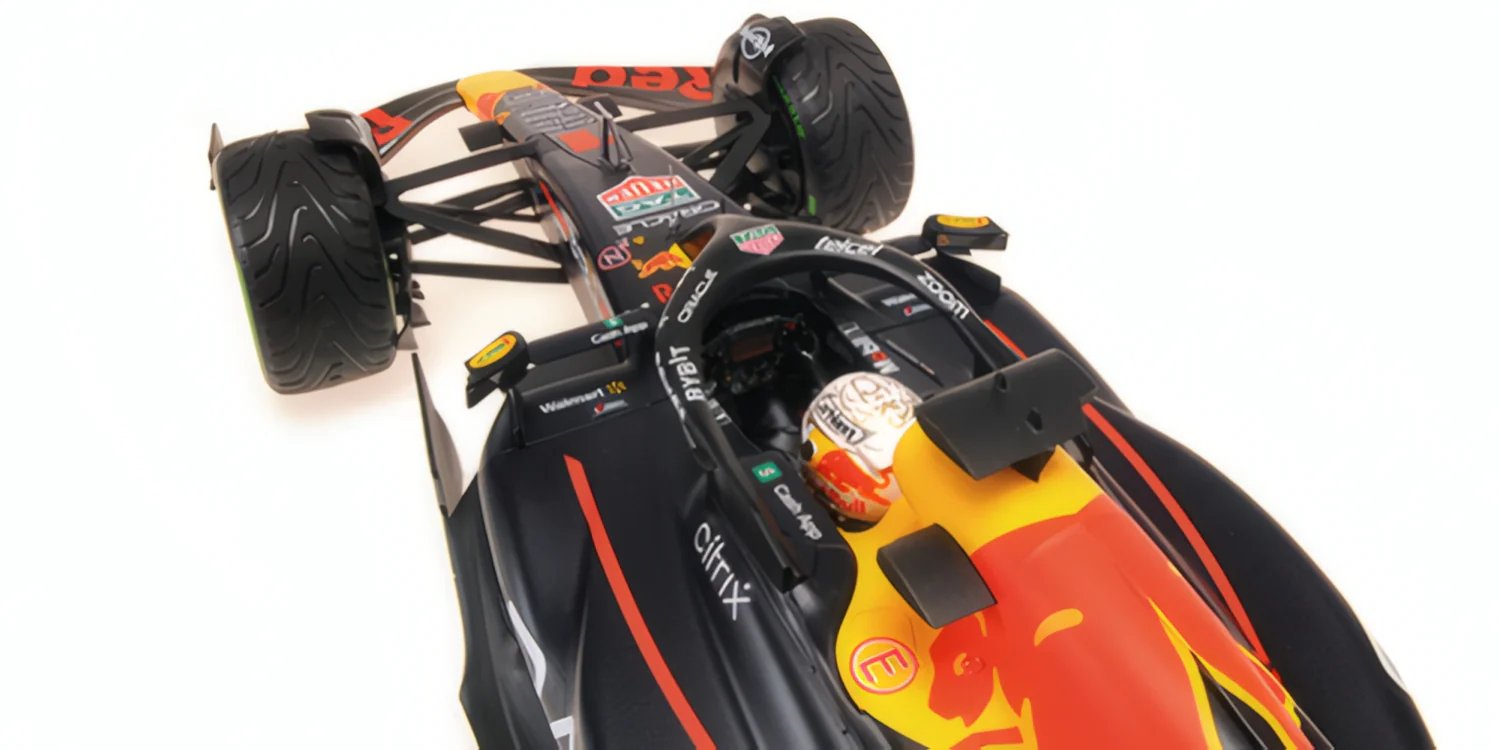 MiniChamps Red Bull RB18 1 Max Verstappen Japon 2022 127221801 - Image 5